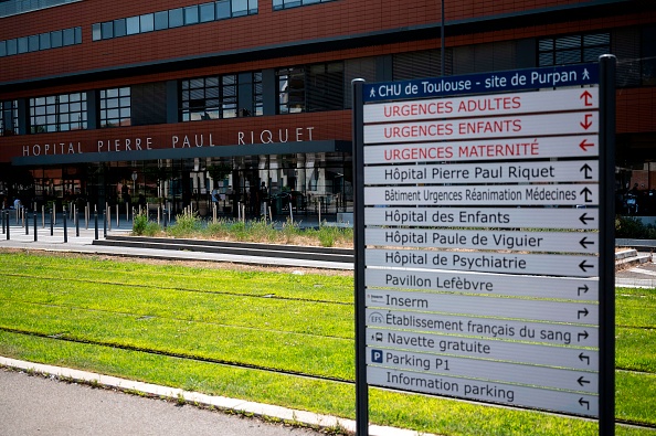 L'entrée de l'hôpital Pierre-Paul Riquet du centre hospitalier universitaire (CHU) Purpan à Toulouse.  (LIONEL BONAVENTURE/AFP via Getty Images)