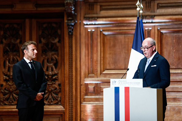 Le Président Emmanuel Macron et le recteur de l'académie de Paris Christophe Kerrero à l'université de la Sorbonne à Paris en 2022. (Photo MOHAMMED BADRA/POOL/AFP via Getty Images)