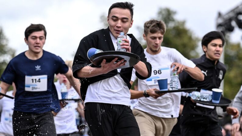 Course de serveurs, à Moscou, le 8 septembre 2023. (Photo NATALIA KOLESNIKOVA/AFP via Getty Images)