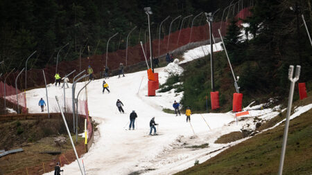 Vosges: le directeur d’une école de ski reconnaît un transport de neige par camion pour « sauver des emplois »