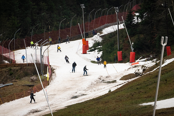 Des personnes s'entraînent à skier sur de la « neige stockée » fabriquée à partir de la neige tombée plus tôt dans les mois d'hiver, à la station de ski de La Bresse-Honeck, le 30 décembre 2023. (Photo SEBASTIEN BOZON/AFP via Getty Images)