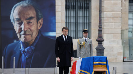 Hommage à Robert Badinter: Emmanuel Macron déclare que « votre nom devra s’inscrire » au Panthéon