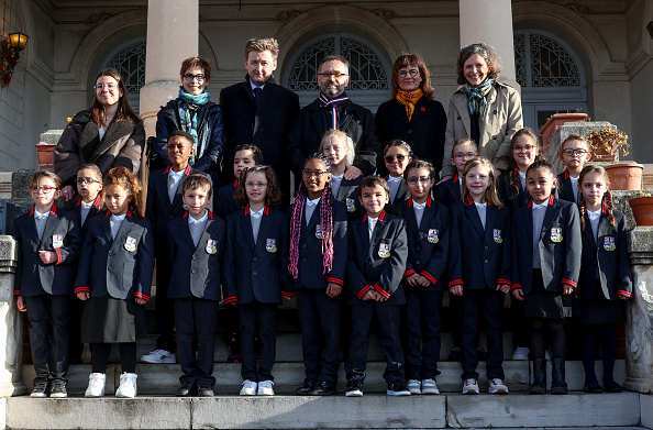 Les élèves en uniforme dans la cour de l'école primaire du Château de la Chevalière à Béziers, le 26 février 2024. (Photo PASCAL GUYOT/AFP via Getty Images)