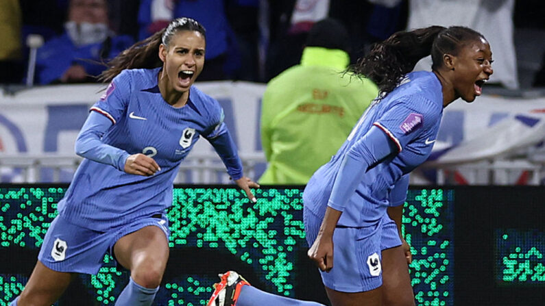 Un immense défi attend l'équipe de France féminine, opposée aux championnes du monde espagnoles en finale de la Ligue des nations, mercredi à Séville. (Photo : FRANCK FIFE/AFP via Getty Images)