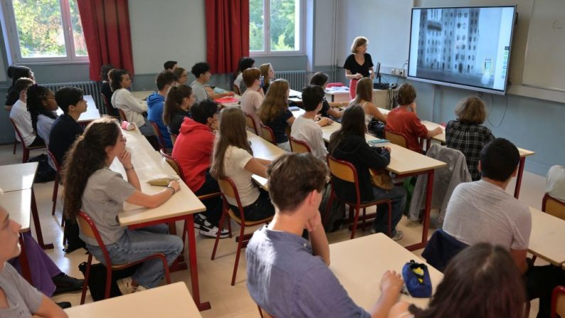 Dans une salle de classe du lycée Victor-Duruy. (MIGUEL MEDINA/AFP via Getty Images)