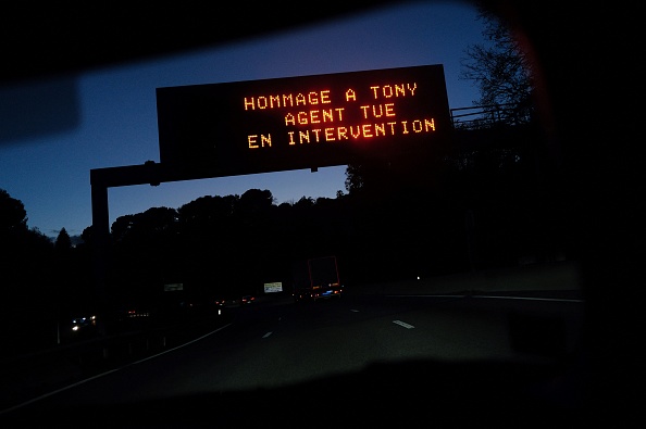 Panneau indiquant "Hommage à Tony, patrouilleur tué pendant son travail" sur l'autoroute A8.  (VALERY HACHE/AFP via Getty Images)