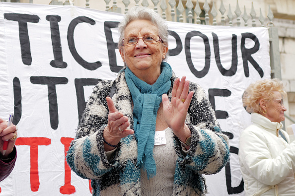 L'ancienne porte-parole départementale d'Attac Geneviève Legay applaudit lors d'un rassemblement devant le palais de justice de Nice, le 8 mars 2024. (Photo VALERY HACHE/AFP via Getty Images)