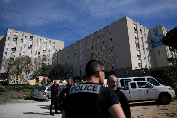 Des policiers sécurisent le quartier de la Castellane lors d'une visite du président français axée sur la lutte contre le trafic de drogue à Marseille le 19 mars 2024.  (CHRISTOPHE ENA/POOL/AFP via Getty Images)