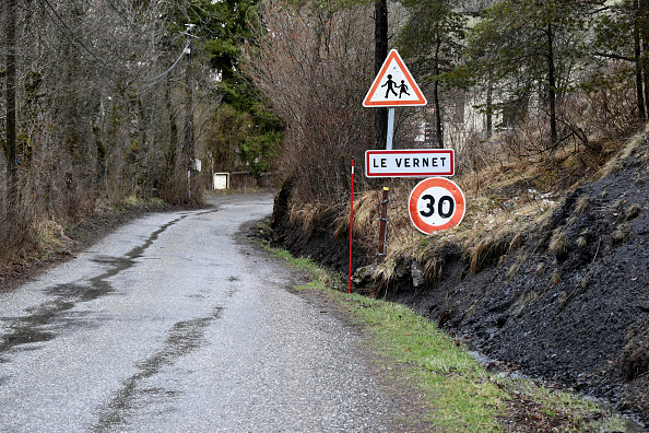 Entrée du village du Vernet le 27 mars 2024. (Photo CHRISTOPHE SIMON/AFP via Getty Images)