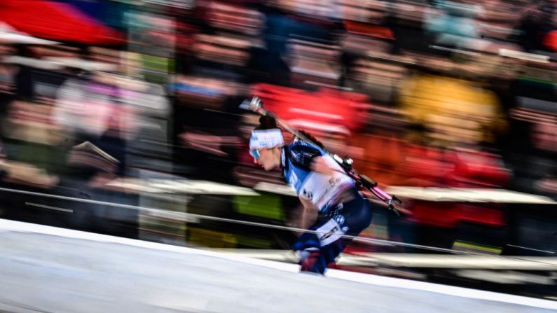 Lou Jeanmonnot 2e au sprint jeudi à Canmore au Canada derriève Lisa Vittozzi. (Photo : MICHAL CIZEK/AFP via Getty Images)