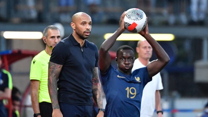 Thierry Henry, le sélectionneur des Bleuets, s'est voulu combatif, lundi, estimant que "disputer l'Euro et les JO était possible", mais que les clubs restaient les ultimes décisionnaires. (Photo : JEAN-CHRISTOPHE VERHAEGEN/AFP via Getty Images)