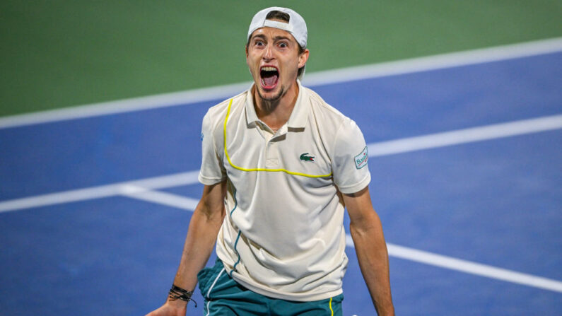 Ugo Humbert, 18e mondial, s'est offert le n°4 mondial Daniil Medvedev en demi-finale du tournoi ATP 500 de Dubaï vendredi. (Photo : RYAN LIM/AFP via Getty Images)