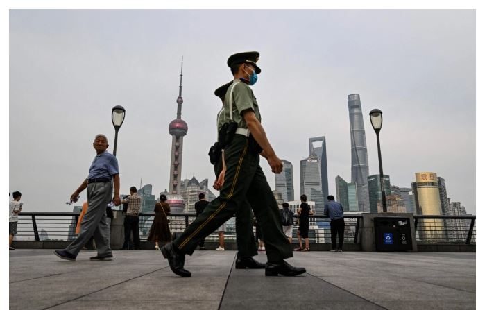 Les policiers paramilitaires marchent sur la promenade du Bund dans le district de Huangpu à Shanghai, Chine, le 15 juin 2023. (Hector Retamal/AFP via Getty Images)