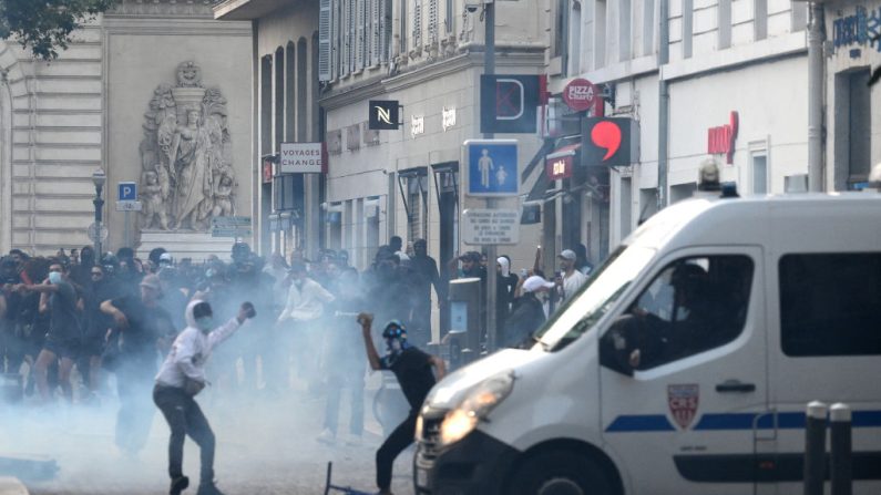 Des manifestants affrontent des CRS à Marseille, dans le sud de la France, le 30 juin 2023, suite à la mort d'un adolescent abattu par la police française dans la banlieue parisienne le 27 juin pour conduite dangereuse et refus d'obtempérer (CHRISTOPHE SIMON/AFP via Getty Images)