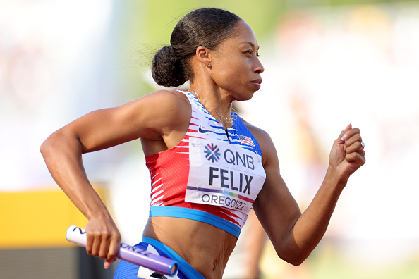 Allyson Felix de l'équipe des États-Unis participe aux éliminatoires du relais 4x400m féminin lors de la neuvième journée des Championnats du monde d'athlétisme Oregon22. (Carmen Mandato/Getty Images)