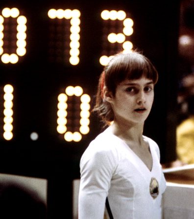 Le 23 juillet 1976, la championne roumaine Nadia Comaneci, âgée de 14 ans, lors des Jeux Olympiques de Montréal. Elle obtient 10 points dans deux exercices et remporte 3 médailles d'or (poutre, barres asymétriques et concours général). (photo STAFF/AFP via Getty Images)