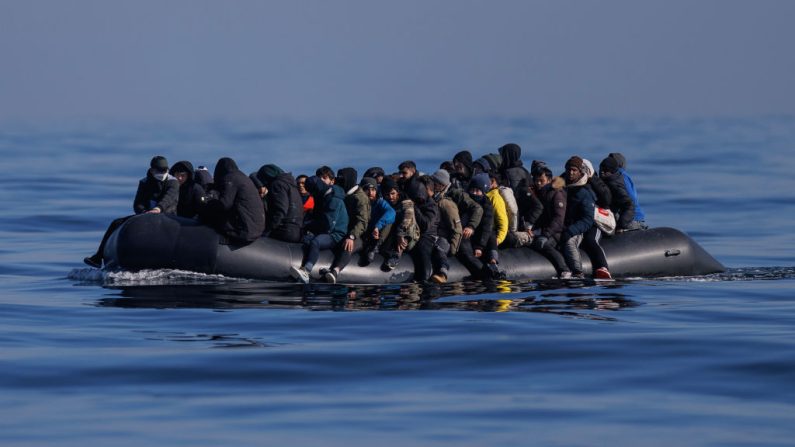 Un canot pneumatique transportant environ 65 migrants traverse la Manche le 06 mars 2024 dans la Manche. (Photo Dan Kitwood/Getty Images)