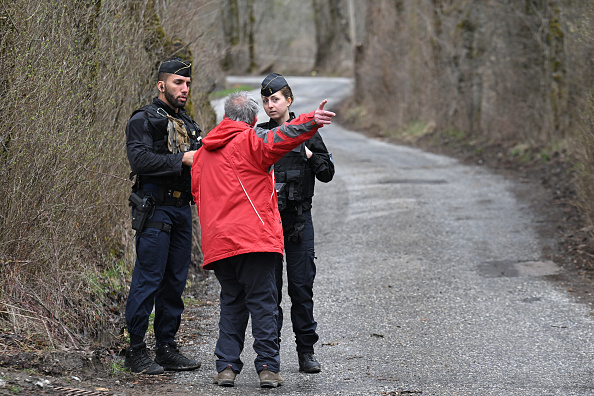 Des gendarmes discutent avec un habitant du Vernet, sur la route menant au petit village du Haut-Vernet, dans les Alpes du Sud, au Vernet, le 31 mars 2024. (Photo NICOLAS TUCAT/AFP via Getty Images)