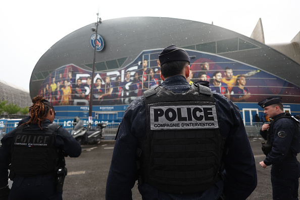 Des policiers montent la garde devant le stade du Parc des Princes, à Paris, le 9 avril 2024. (Photo FRANCK FIFE/AFP via Getty Images)