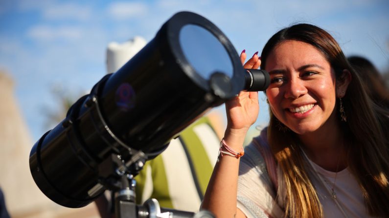 Un télescope pour observer l'éclipse de ce lundi 07 avril 2024 à Mazatlan, au Mexique. (Photo Hector Vivas/Getty Images)