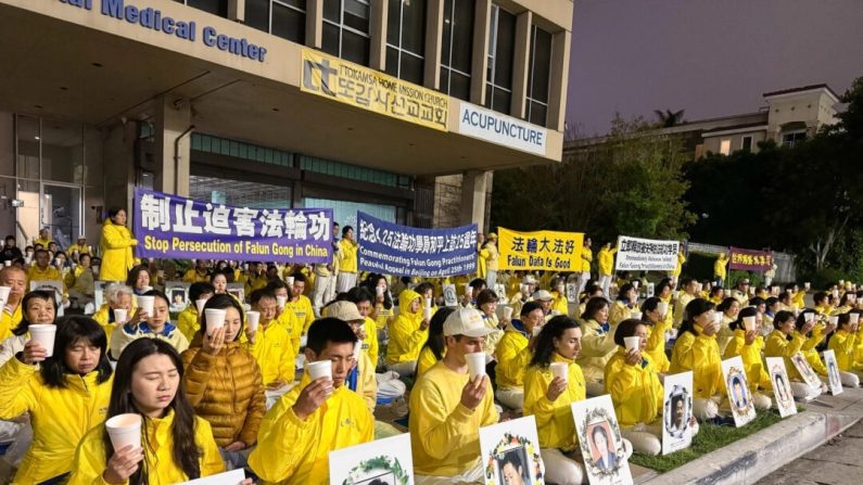 Des pratiquants de Falun Gong organisent une veillée aux chandelles devant le consulat chinois pour marquer le 25e anniversaire d'un appel pacifique lancé par 10.000 personnes en Chine, à Los Angeles, le 21 avril 2024. (Linda Jiang/Epoch Times)