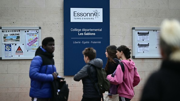 L'entrée du collège Les Sablons à Viry-Chatillon le 5 avril 2024, un jour après qu'un adolescent ait été agressé et décédé à l'hôpital. (Photo MIGUEL MEDINA/AFP via Getty Images)