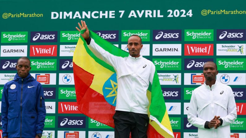 Mulugeta Uma chez les hommes et Mestawut Fikir chez les femmes ont signé un doublé éthiopien au marathon de Paris dimanche, battant tous les favoris malgré leur faible expérience sur cette distance. (Photo : EMMANUEL DUNAND/AFP via Getty Images)