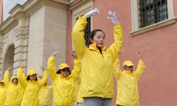 Des pratiquants de Falun Dafa méditent après une marche dans le centre de Varsovie, en Pologne, le 9 septembre 2022. (Mihut Savu/The Epoch Times