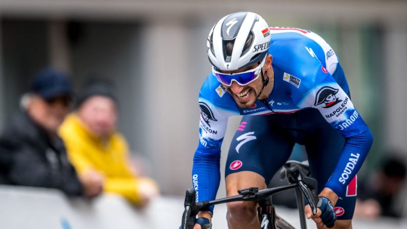 Julian Alaphilippe découvre le Tour d'Italie avec "envie et motivation" pour tourner la page d'un début de saison une nouvelle fois compliqué, entre blessures, polémiques et spéculations sur son avenir. (Photo : FABRICE COFFRINI/AFP via Getty Images)