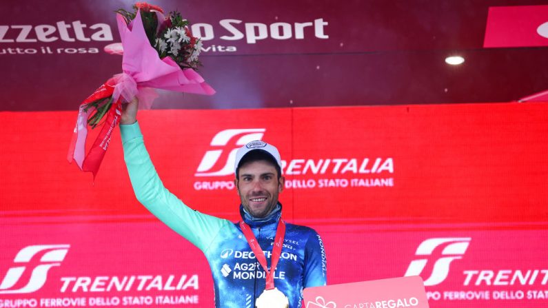 Et une de plus pour Décathlon-AG2R La Mondiale ! La victoire en solo Andrea Vendrame vendredi à Sappada lors de la 19e étape du Tour d'Italie a confirmé la dynamique phénoménale de l'équipe française qui marche sur l'eau en 2024. (Photo : LUCA BETTINI/AFP via Getty Images)