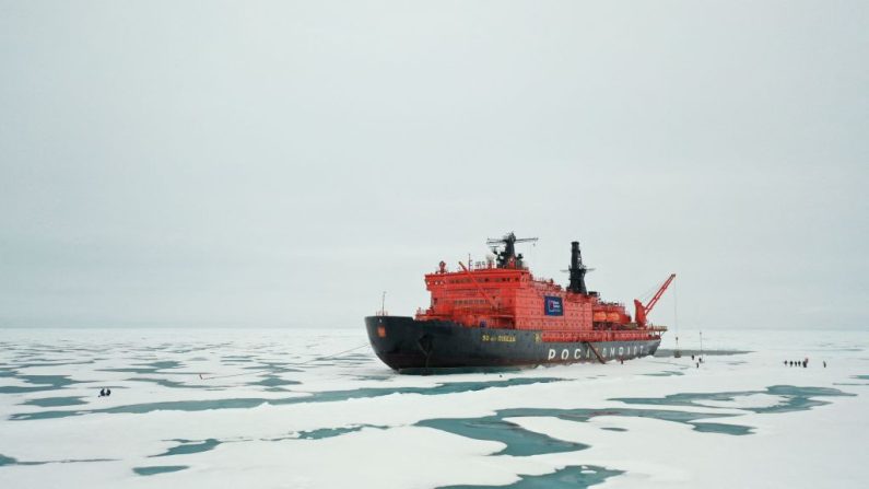 Le brise-glace nucléaire russe "50 Years of Victory" au pôle Nord, le 18 août 2021. (EKATERINA ANISIMOVA/AFP via Getty Images)