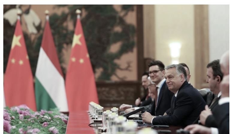 Le Premier ministre hongrois Viktor Orban s'entretient avec le dirigeant chinois Xi Jinping (absent sur l’image) lors d'une réunion bilatérale du deuxième Forum de l’Initiative Ceinture et Route tenu au Grand palais du Peuple à Pékin, le 25 avril 2019. (Andrea Verdelli/Pool/Getty Images)
