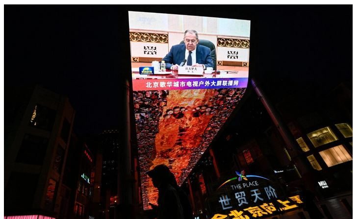 Un écran géant installé dans la rue diffuse le reportage sur la rencontre entre Sergueï Lavrov, le ministre russe des Affaires étrangères, et le dirigeant chinois Xi Jinping, à Pékin, le 9 avril 2024. (Jade Gao/AFP via Getty Images)
