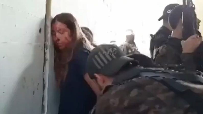 La capture et l'enlèvement de l'une des soldates israéliennes sur la base militaire de Nahal Oz, le 7 octobre 2023. (Capture d'écran sur X @Israel Defense Forces)