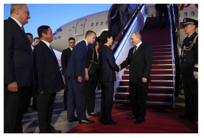 Vladimir Poutine est accueilli par des responsables chinois à son arrivée à l'aéroport international de Pékin, le 16 mai 2024. (Alexander Ryumin/AFP via Getty Images)