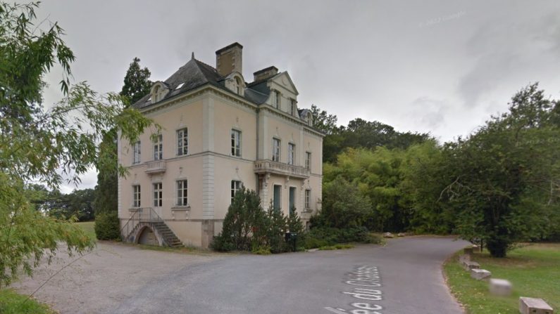 Une soixantaine de caravanes se sont installées illégalement dans le parc du château de la Fleuriaye à Carquefou, près de Nantes. (Capture d'écran/Google Maps)