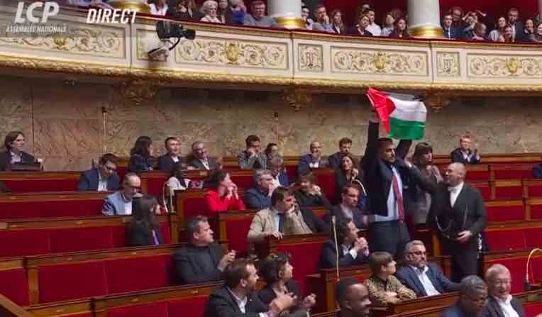 Le député LFI Sébastien Delogu a brandi mardi dans l'hémicycle de l'Assemblée un drapeau palestinien. Capture X LCP.