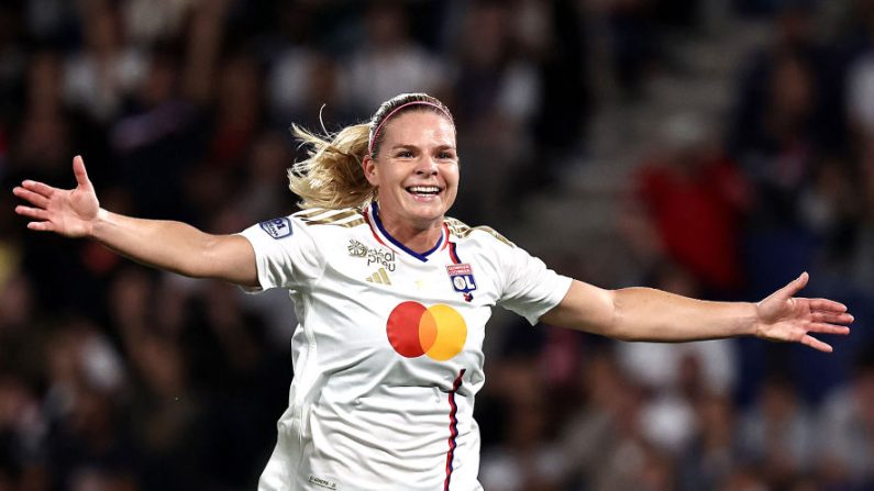 Eugénie Le Sommer a prolongé d'un an son contrat avec l'OL féminin, a annoncé jeudi le club rhodanien. (Photo : FRANCK FIFE/AFP via Getty Images)