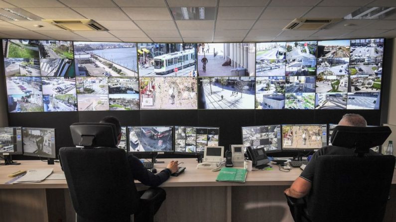Des employés du CSU (Centre de Supervision Urbain) regardent des écrans affichant des caméras de sécurité extérieures. (LOIC VENANCE/AFP via Getty Images)