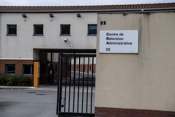 L'entrée d'un Centre de rétention administrative au nord de Paris. (Photo d'illustration CHRISTOPHE ARCHAMBAULT/AFP via Getty Images)