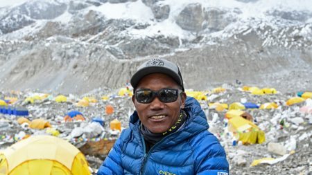 L’alpiniste népalais Kami Rita Sherpa gravit l’Everest pour la 30e fois, un record mondial