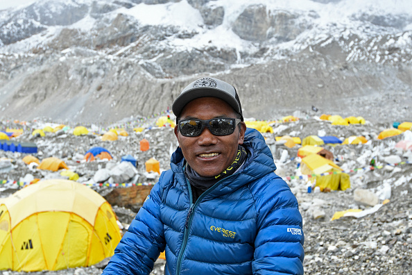 L'alpiniste népalais Kami Rita Sherpa dans la région du mont Everest du district de Solukhumbu. (Photo PRAKASH MATHEMA/AFP via Getty Images)