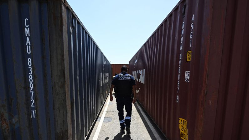 Un douanier français marche entre les conteneurs d'un camion dans le port de Fos-sur-Mer, dans le sud-est de la France, le 4 juillet 2022, dans le cadre de la luttre contre le trafic de drogue (CHRISTOPHE SIMON/AFP via Getty Images)