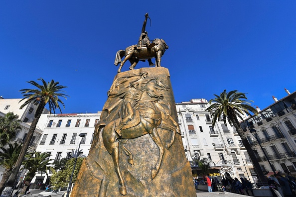 Une vue de la statue de l'Emir Abdelkader, leader historique algérien et héros de la guerre d'indépendance contre la France, sur la place du même nom dans le centre de la capitale Alger, le 28 décembre 2022. (Photo AFP via Getty Images)