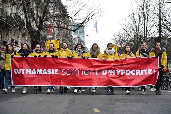 Manifestation organisée par l'association "La Marche pour la vie" à Paris en janvier 2023. (JULIEN DE ROSA/AFP via Getty Images)