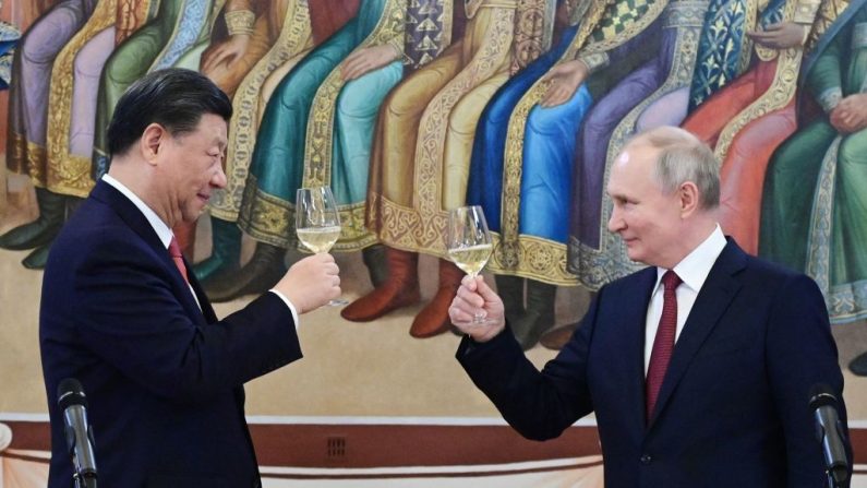  Le leader russe Vladimir Poutine et le leader chinois Xi Jinping après leur entretien au Kremlin à Moscou, le 21 mars 2023. (PAVEL BYRKIN/SPUTNIK/AFP via Getty Images)