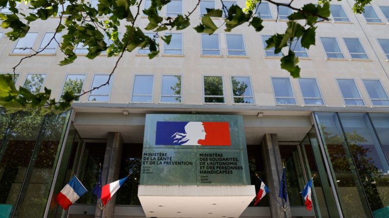
L'entrée du bâtiment du ministère de la Santé à Paris. (LUDOVIC MARIN/AFP via Getty Images)