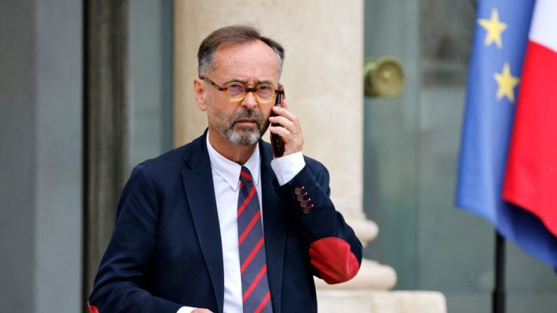 Le maire de Béziers, Robert Ménard, parle au téléphone alors qu'il quitte le palais présidentiel de l'Élysée à Paris le 4 juillet 2023 (LUDOVIC MARIN/AFP via Getty Images)