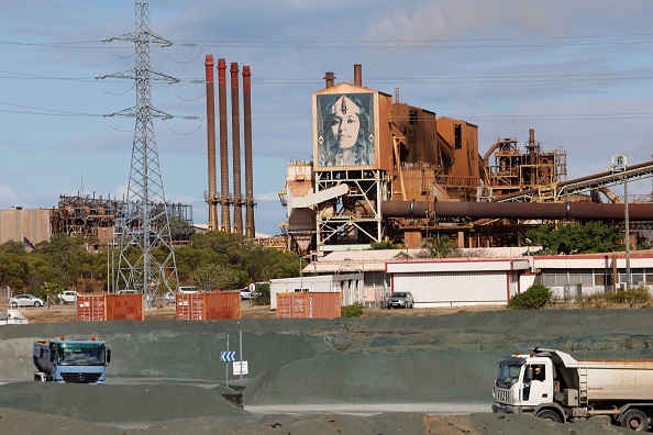 La production de nickel, poumon de l’économie de l’archipel, a baissé de 32% au premier trimestre. Photo de l'usine de nickel SLN du groupe Eramet à Nouméa, le 24 juillet 2023. (Photo LUDOVIC MARIN/AFP via Getty Images)