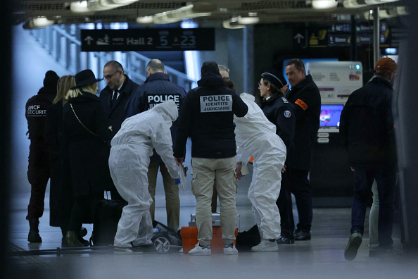 La police scientifique et judiciaire française travaille après une attaque au couteau à la gare de Lyon à Paris, le 3 février 2024.  (THOMAS SAMSON/AFP via Getty Images)